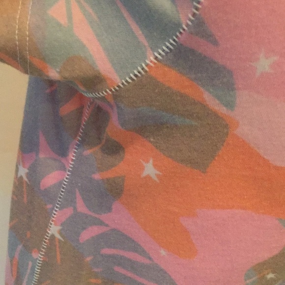 WILDFOX Tropical Camo Tee Shirt Top Pink Peach NWT - Picture 6 of 8